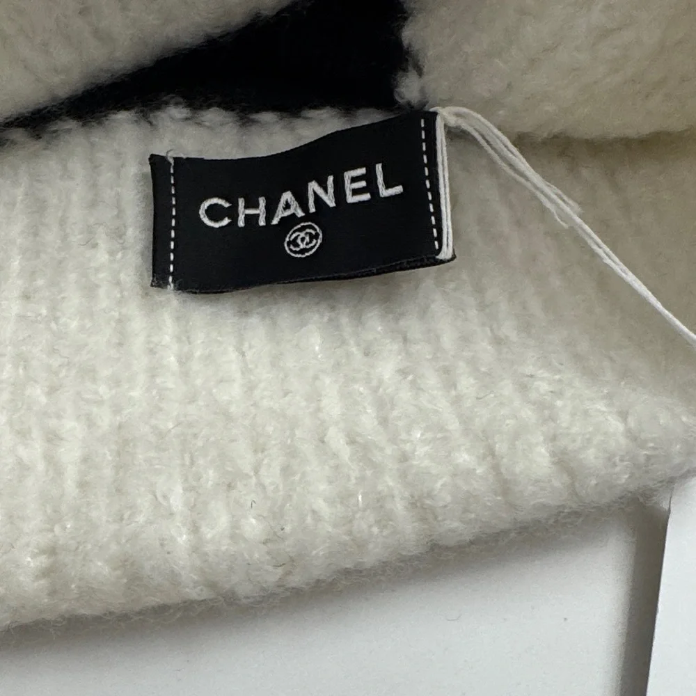 CHANEL Two-Tone Black and White Beanie - Picture 6 of 7